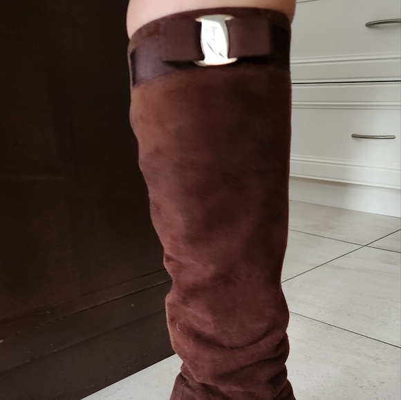 Ferragamo Vara Bow suede boots - Picture 6 of 7